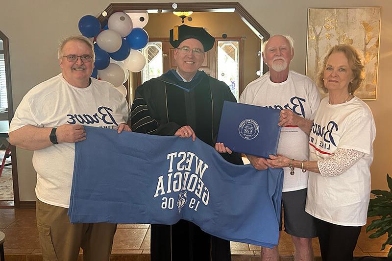 L to R: Mary Ann Hamil Barnes ’68; 麦克巴; Dr. Jon Preston, 在线博彩 provost and senior vice president; 马克营